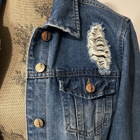 Ci Sono denim collection, distressed blue denim cropped jean jacket size medium - Picture 3 of 9